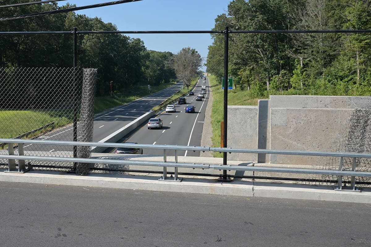 State closes fence opening over Merritt Parkway